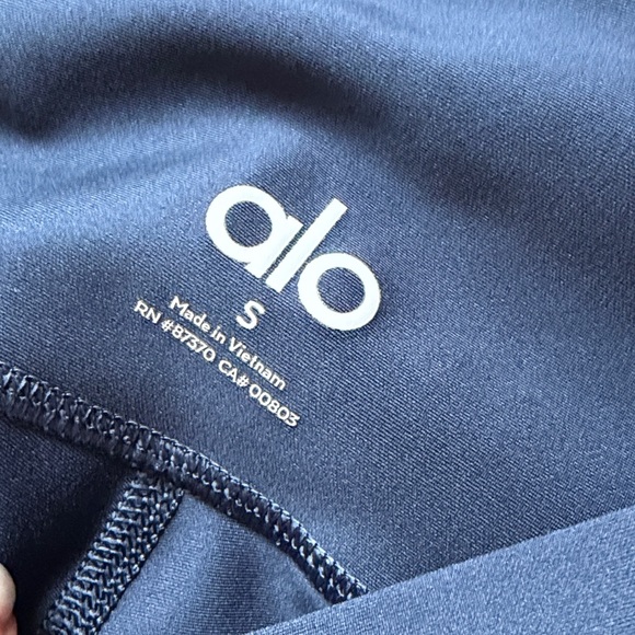 Excellent condition ALO 7/8 Airlift Leggings in Navy small - Picture 4 of 7